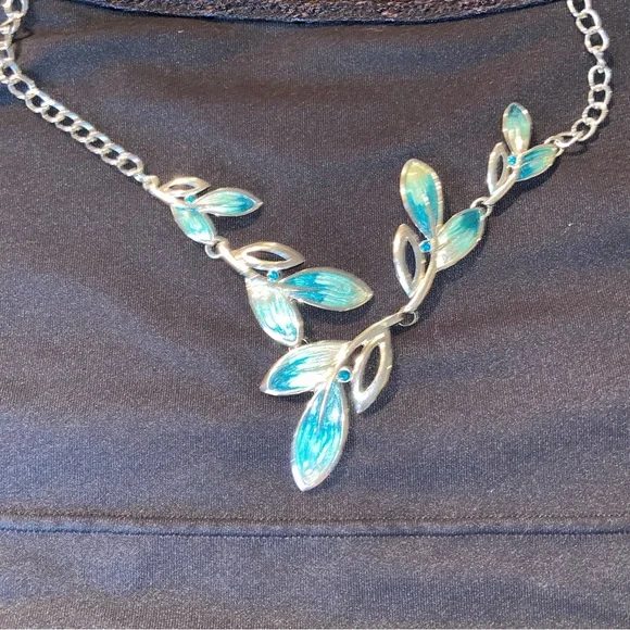 Silver Tone Necklace w/Blue Rhinestones Elegant Teal Flecked Leaf Short- Vintage - Picture 3 of 16